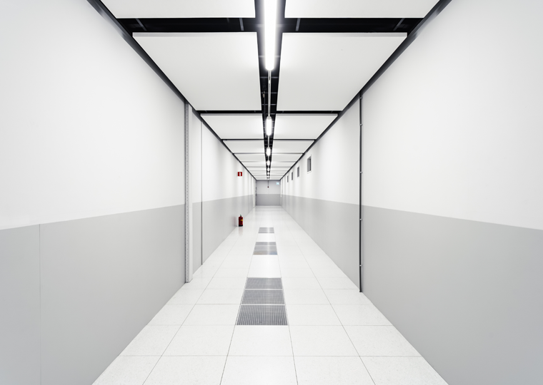 qts-datacenters-eemshaven-hallway-photo credit-Adam van Noort